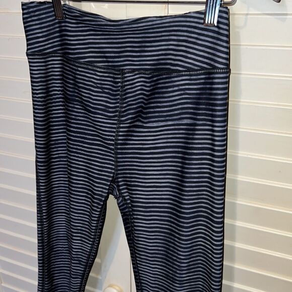 Under Armour cropped stripe leggings, heat gear, compression - Picture 2 of 3